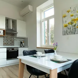 https://studio-apt-orchard-on-rokova-st-5-min-walk-to-the-old.splithotels.org